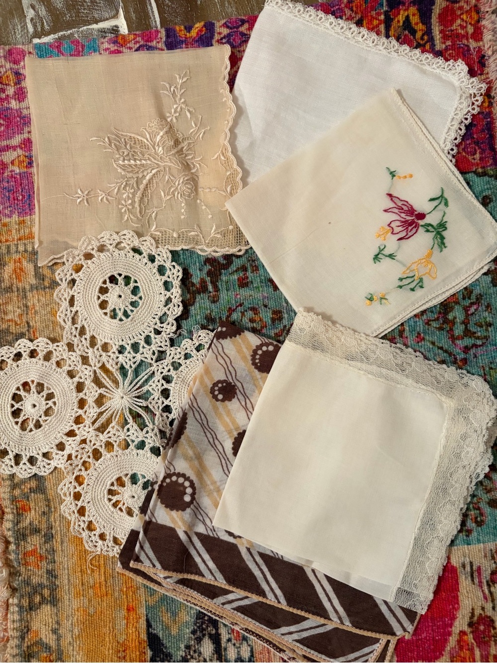 VINTAGE HEIRLOOM LADIES HANDKERCHIEFS AND A DOILY